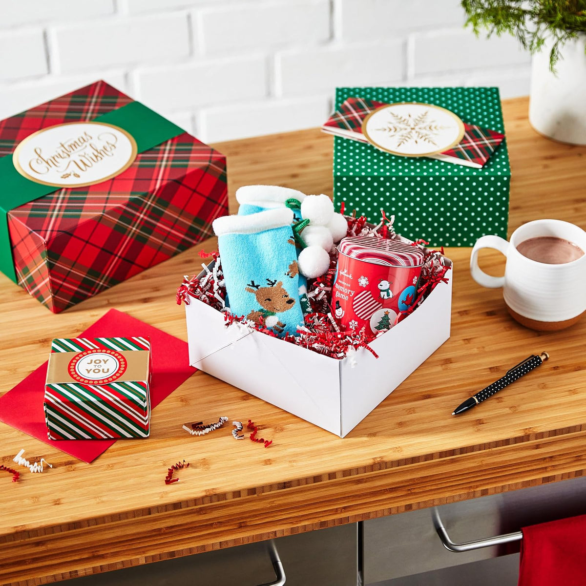 Hallmark - Cajas de regalo de Navidad, paquete de 3 tamaños surtidos (rayas rojas y verdes, a cuadros, lunares) para regalos de anfitriona, fiestas de día festivo, golosinas envueltas