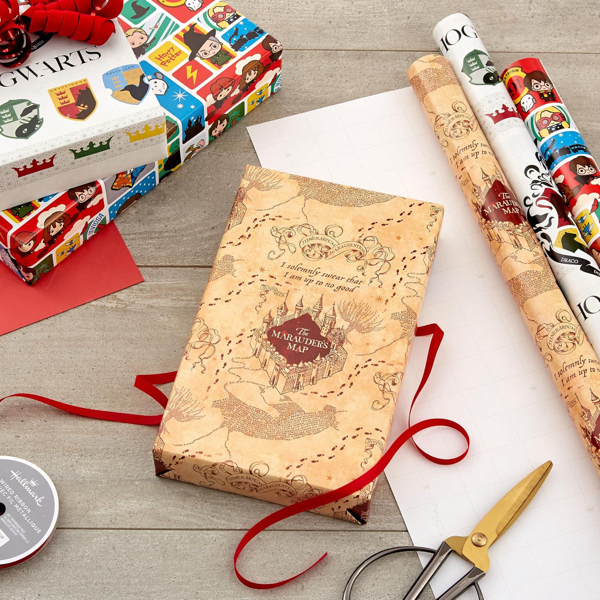 Hallmark Harry Potter - Papel de regalo con líneas de corte en el reverso (paquete de 3: 60 pies cuadrados, mapa del merodeador, escudo de Hogwarts) para cumpleaños, graduaciones, Navidad, día de San Valentín