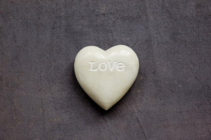 Creative Co-Op - Esteatita de corazón con Grabado de Amor, Blanco