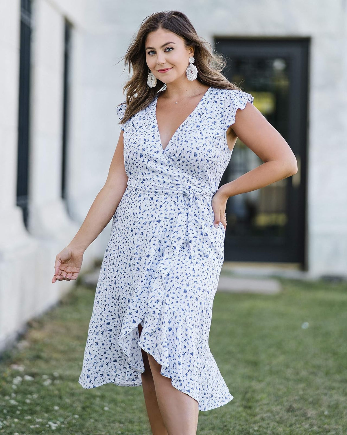 The Drop Vestido Para Mujer, Midi Cruzado con Vuelos, Blanco/ Estampado Azul por @caralynmirand
