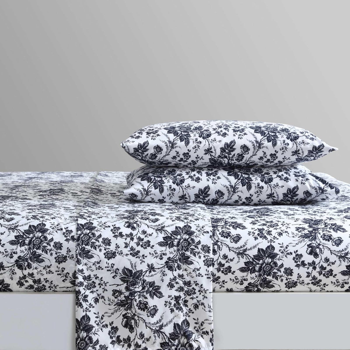 Betsey Johnson - Sábanas de Cama Queen, Suave y Ligera, Resistente a la decoloración y a Las Arrugas (Betseys Toile Black, Queen)