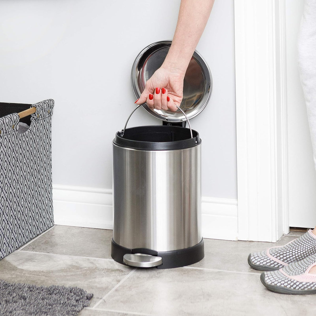Glad Cubo de basura pequeño, 1.2 galones | Cubo de basura redondo de acero inoxidable con tapa de cierre suave y pedal de pie | Cesta de basura de metal con cubo interior extraíble, acero inoxidable