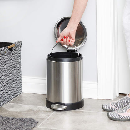 Glad Cubo de basura pequeño, 1.2 galones | Cubo de basura redondo de acero inoxidable con tapa de cierre suave y pedal de pie | Cesta de basura de metal con cubo interior extraíble, acero inoxidable