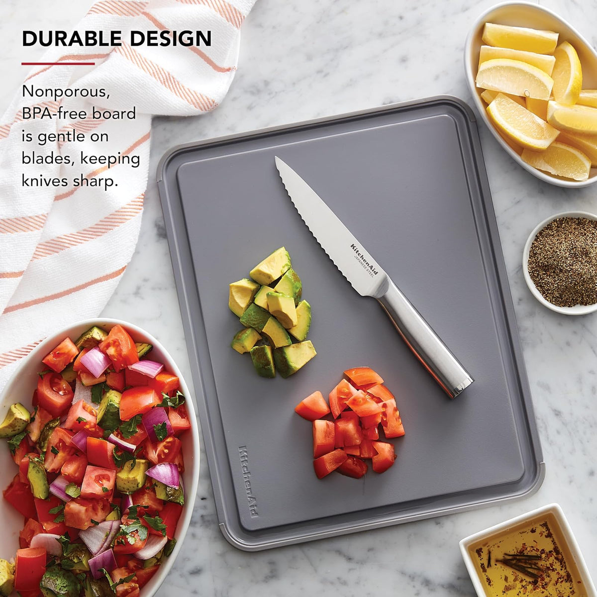 KitchenAid - Tabla de cortar de plástico clásica con zanja perimetral y bordes antideslizantes, apta para lavaplatos, 11 x 14 pulgadas, color gris