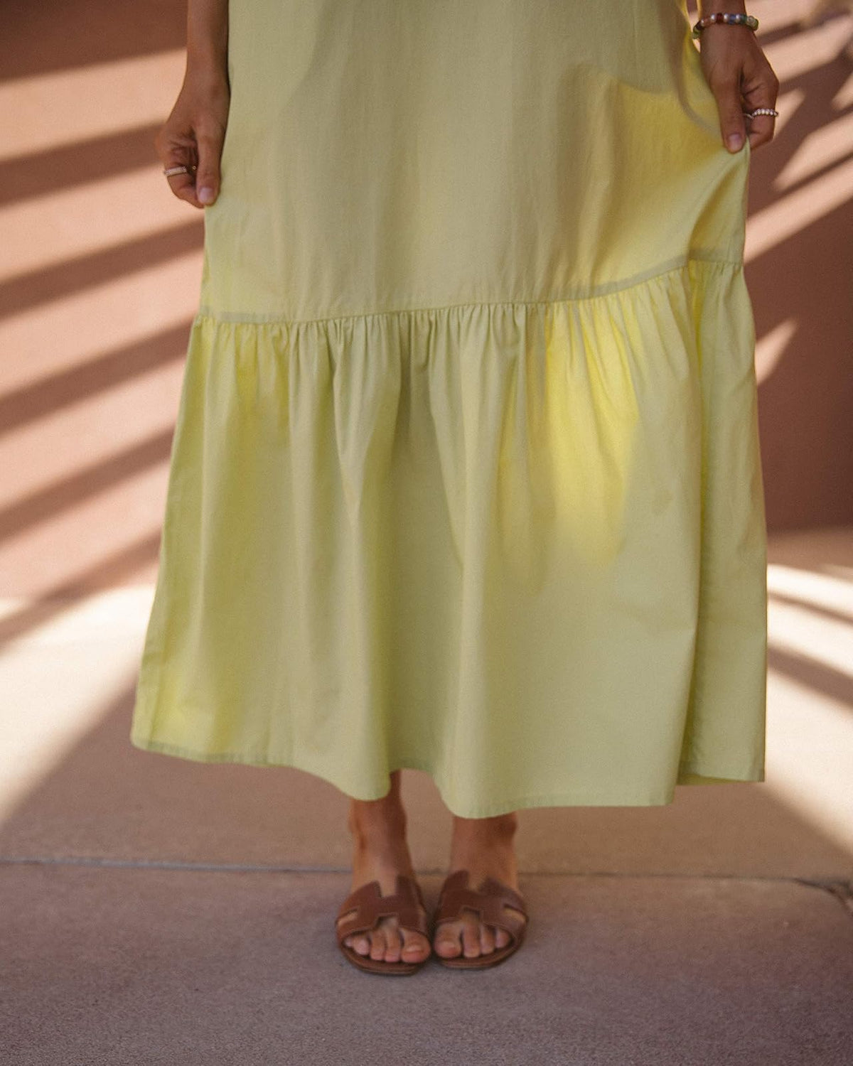 The Drop Vestido Maxi Para Mujer, Escalonado, con Tirantes y Cuello en V, Verde Pálido, por @amberfillerup