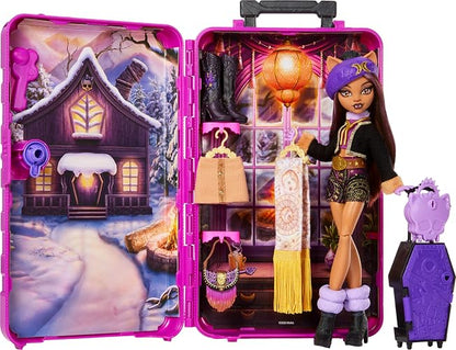 Monster High Skulltimate Secrets Clawdeen Wolf Cabin Doll | Destino: Juego de desboxeo de cabinas con veliz y más de 19 sorpresas como ropa y accesorios, muñeca de hombre lobo