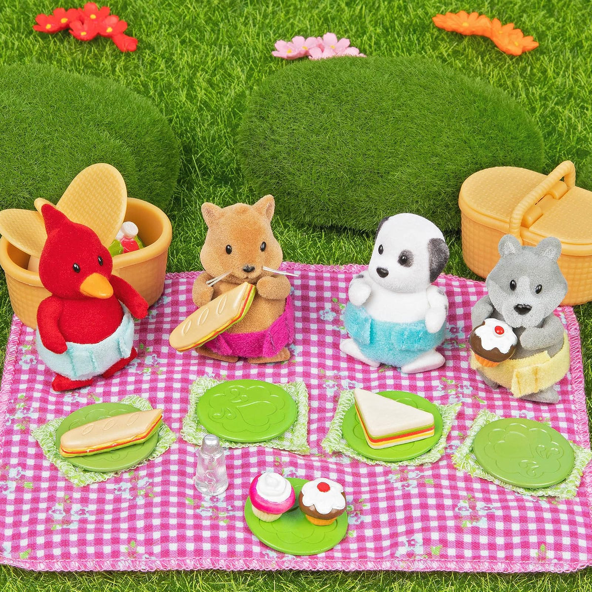 Li’l Woodzeez, Set de Picnic con osita y Cesta de Picnic, Picnic Playset | Set de 29 con osita, vestido, cesta, manta, platos, vasos, jarra y comida de juguete, Picnic Playset, 3 años y +