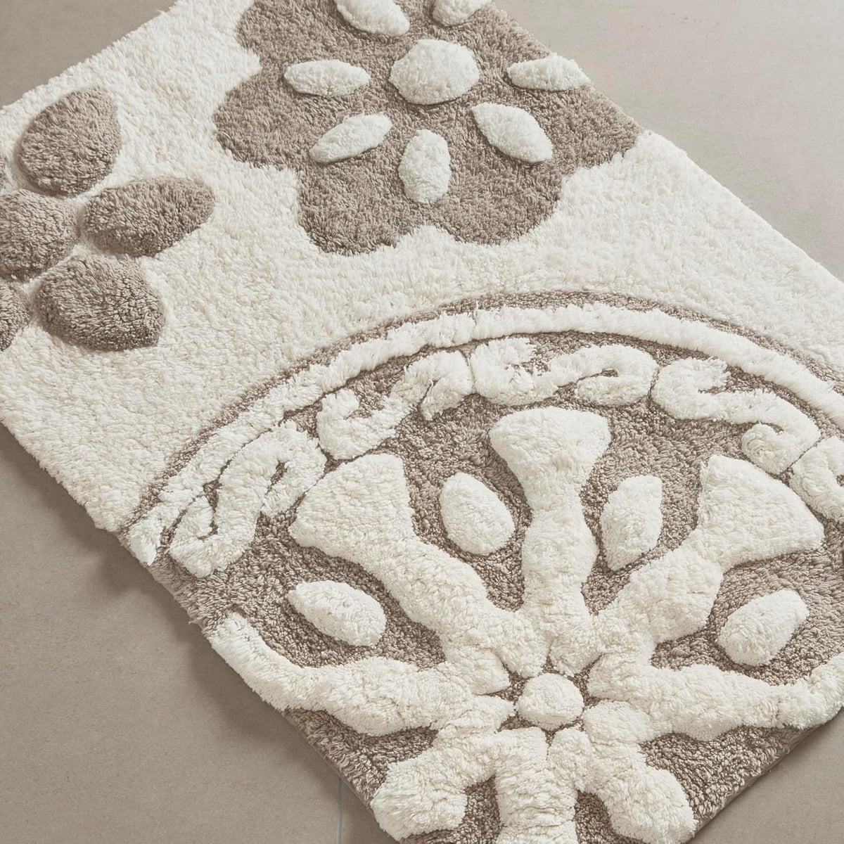 Madison Park Casablanca - Alfombra de baño 100% algodón, Lujosa, con patrón Floral, Absorbente, de Secado rápido, diseño de SPA, decoración de Ducha, Rectangular, 20 x 30 Pulgadas, Color Gris Pardo - 2'6" x 3" (Rectangular) - Gris pardo
