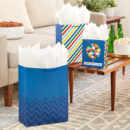 Hallmark Bolsas de regalo en varios tamaños (paquete de 12 a 5 medianas, 8 pulgadas, 4 grandes 11 pulgadas, 3 extra grandes 14 pulgadas) para cumpleaños, día de la madre, graduaciones, baby showers