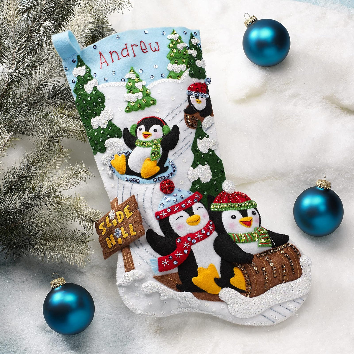 Bucilla Kit de medias con apliques de fieltro, pingüinos en juego, kit de fabricación de medias de fieltro de 18 pulgadas, perfecto para manualidades y manualidades de aguja, 89481E, blanco