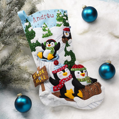 Bucilla Kit de medias con apliques de fieltro, pingüinos en juego, kit de fabricación de medias de fieltro de 18 pulgadas, perfecto para manualidades y manualidades de aguja, 89481E, blanco