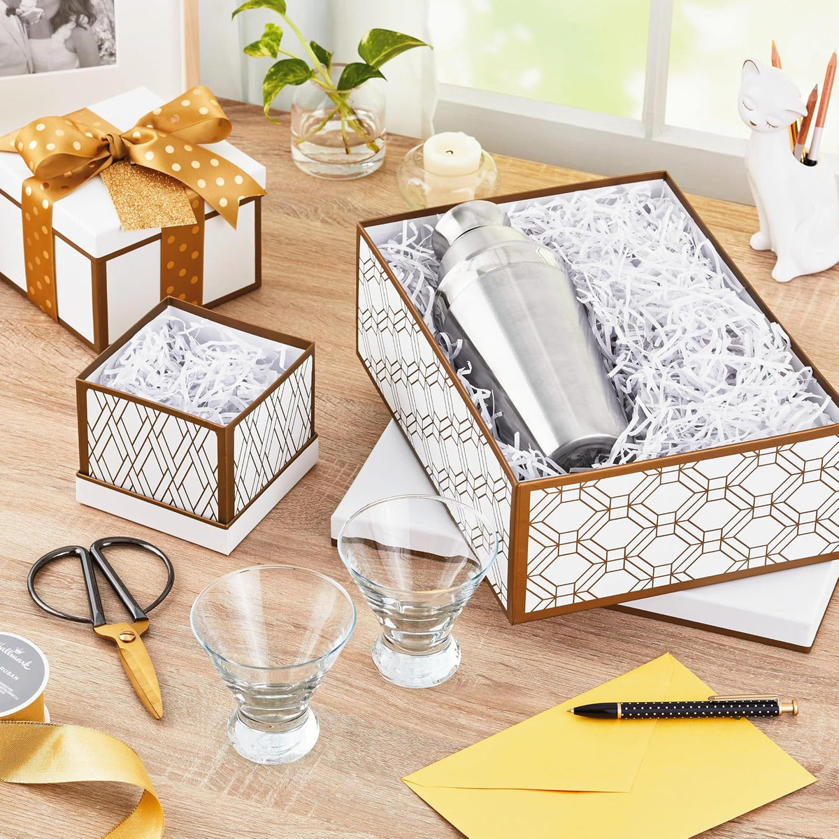 Hallmark - Cajas de regalo anidadas con tapas y relleno (juego de 3, blanco y dorado, varios tamaños) para el día de San Valentín, bodas, despedidas de soltera, damas de honor, cumpleaños