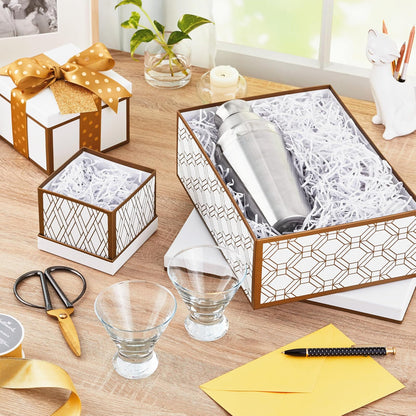 Hallmark - Cajas de regalo anidadas con tapas y relleno (juego de 3, blanco y dorado, varios tamaños) para el día de San Valentín, bodas, despedidas de soltera, damas de honor, cumpleaños
