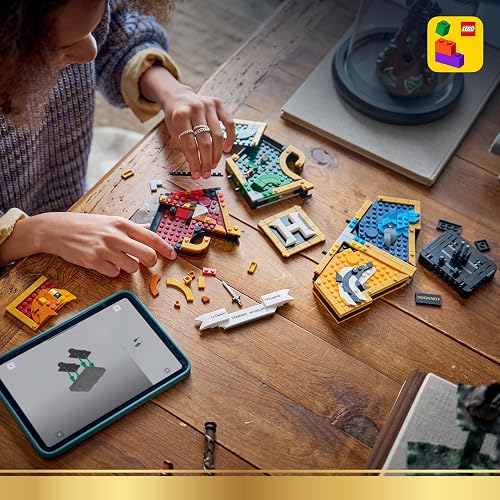 LEGO Harry Potter Escudo de Casa de Hogwarts – Juguete de Construcción – Úsalo para Decorar Exhibido en el Soporte – Descubre Objetos Ocultos – para Mayores de 12 Años – 76462