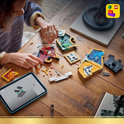 LEGO Harry Potter Escudo de Casa de Hogwarts – Juguete de Construcción – Úsalo para Decorar Exhibido en el Soporte – Descubre Objetos Ocultos – para Mayores de 12 Años – 76462