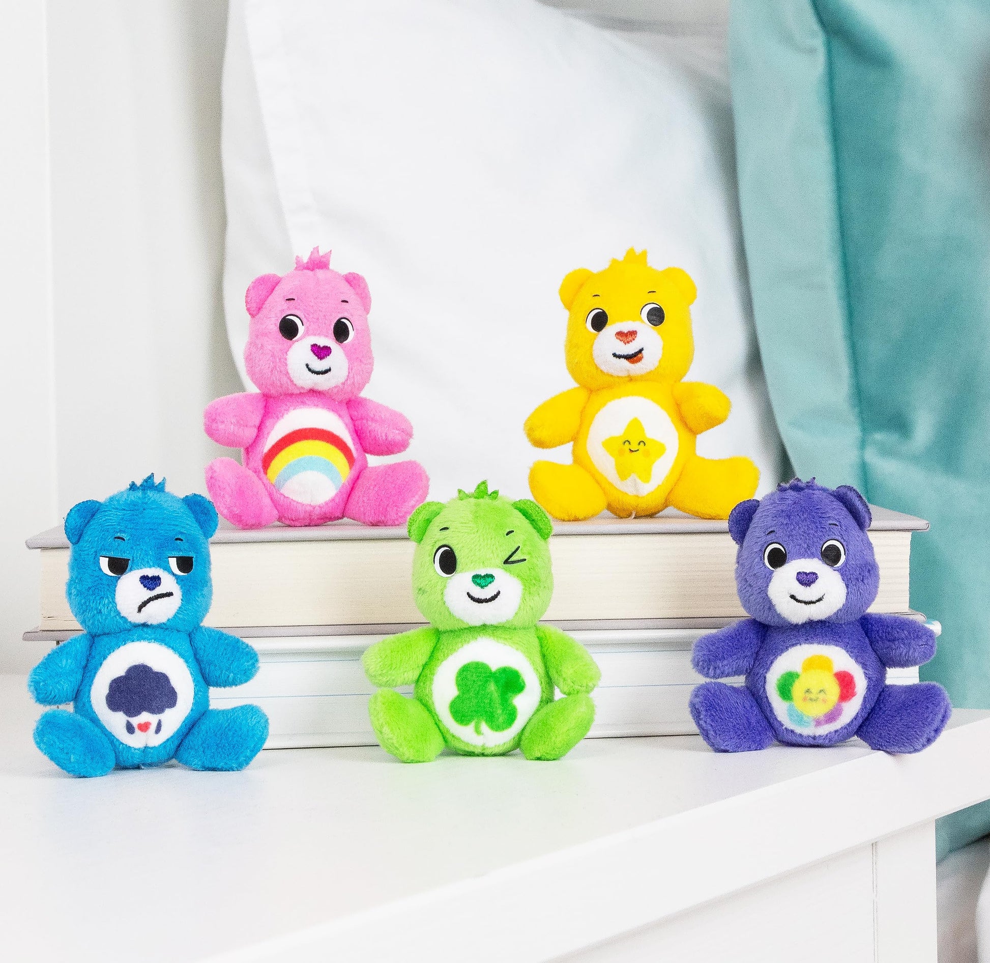 Ositos Cariñositos - Caja del tesoro de 5 peluches de 7.6 cm, Alegrosita, Chistosita, Suertosito, Gruñosito, Gruñón y Armonía, miniatura de peluche para niños, niñas y niños mayores de 4 años