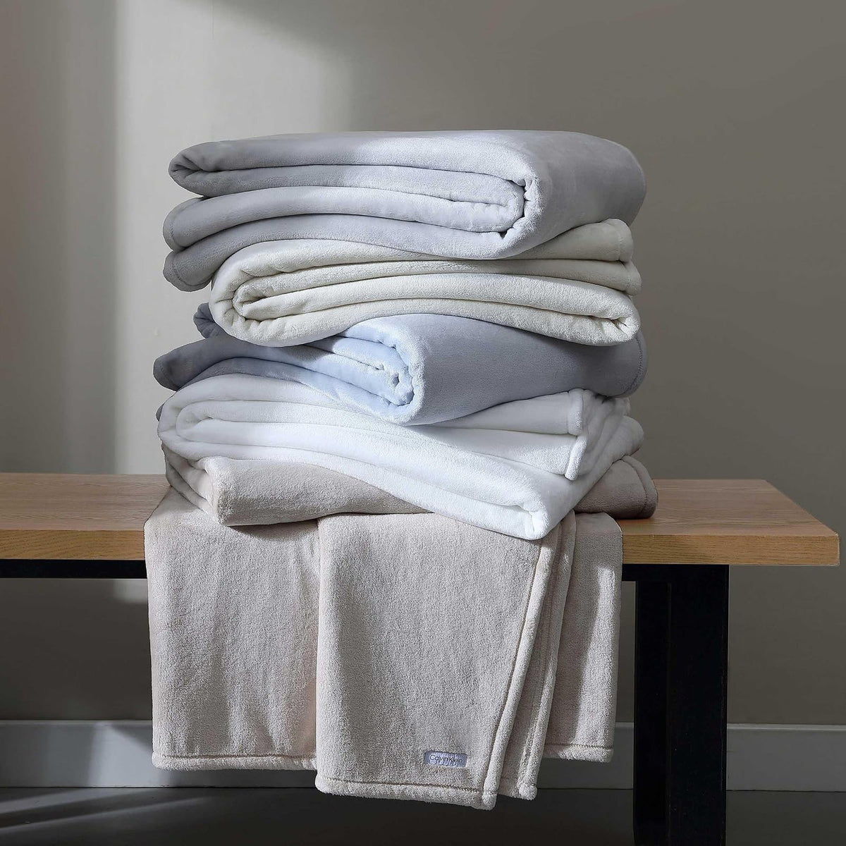 Calvin Klein - Manta de Felpa Suave, Manta de Cama de Peso Medio (Gris Aluminio, Queen)