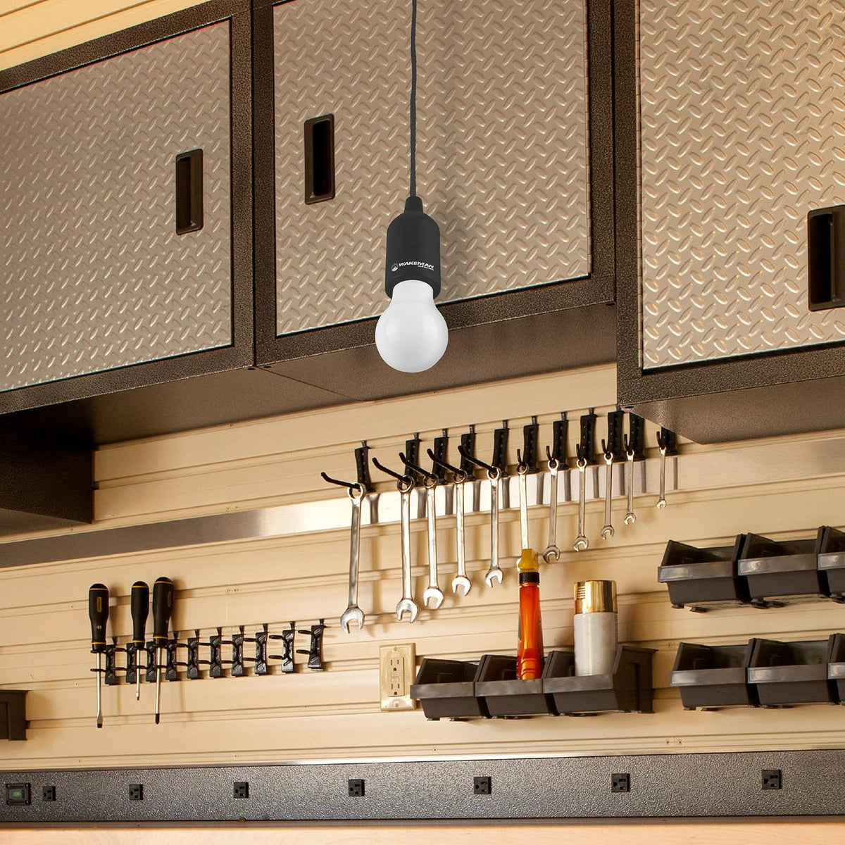 Wakeman 75-WL2028 - Linterna LED portátil para colgar en interiores, para camping, cochera en casa, patio y tienda al aire última intervensión, color negro, Negro