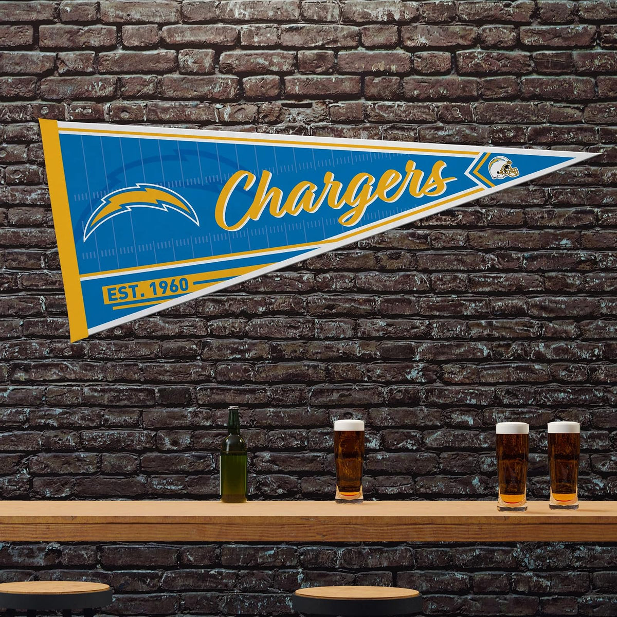 Rico Industries NFL Los Angeles Chargers - Banderín clásico de fieltro suave de 12 x 30 pulgadas, fácil de colgar, decoración del hogar (sala de juegos, cueva de hombre, habitación de cama)