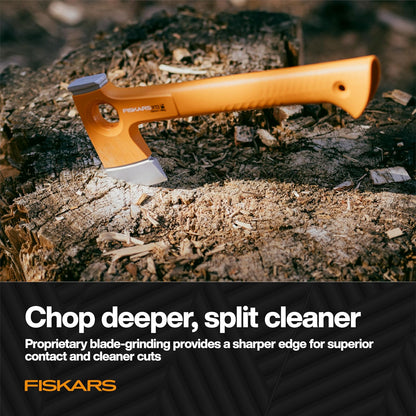 Fiskars X13 - Hacha de Senderismo Ultraligera, 33 cm, Hacha de Camping | Ultra afilado para cortar Kindling y Bushcraft, naranja de alta visibilidad, extremo llamativo para estacas de tienda de