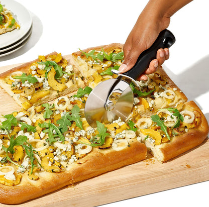 OXO Good Grips - Rueda de pizza grande de 4 pulgadas y cortador