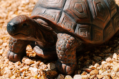 XBrand Estatua de Tortuga Caminante MgO marrón y Negro de 21.3 Pulgadas de Largo, decoración Interior o Exterior, Escultura de diseño Natural, (TurtleBnBkX84)