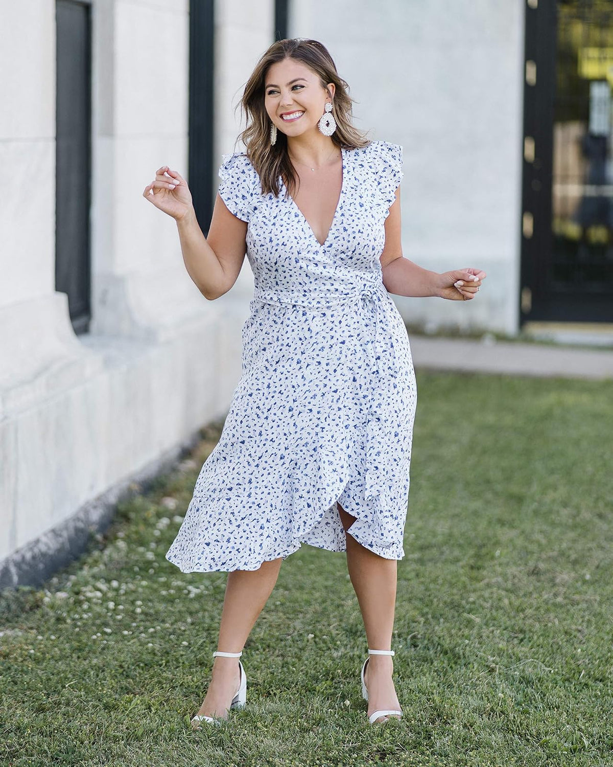 The Drop Vestido Para Mujer, Midi Cruzado con Vuelos, Blanco/ Estampado Azul por @caralynmirand
