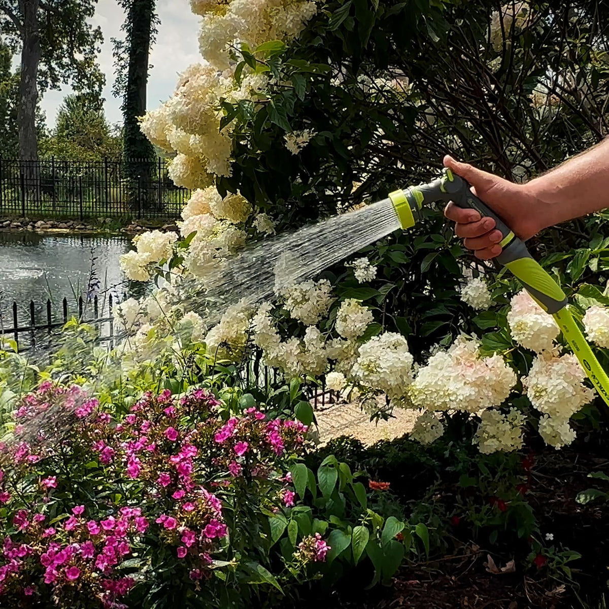 Flexzilla - Rociador de boquilla de manguera de jardín de flujo ajustable de 7 patrones con control fácil de usar, ligero y duradero