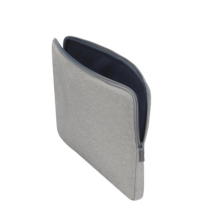 Rivacase 7705 Elegante Funda Gris para Laptop hasta 15.6". Fabricada con RPET Ecológico Reciclado, Resistente al Agua, Doble Cierre, Protección contra Golpes Accidentales Colección Suzuka