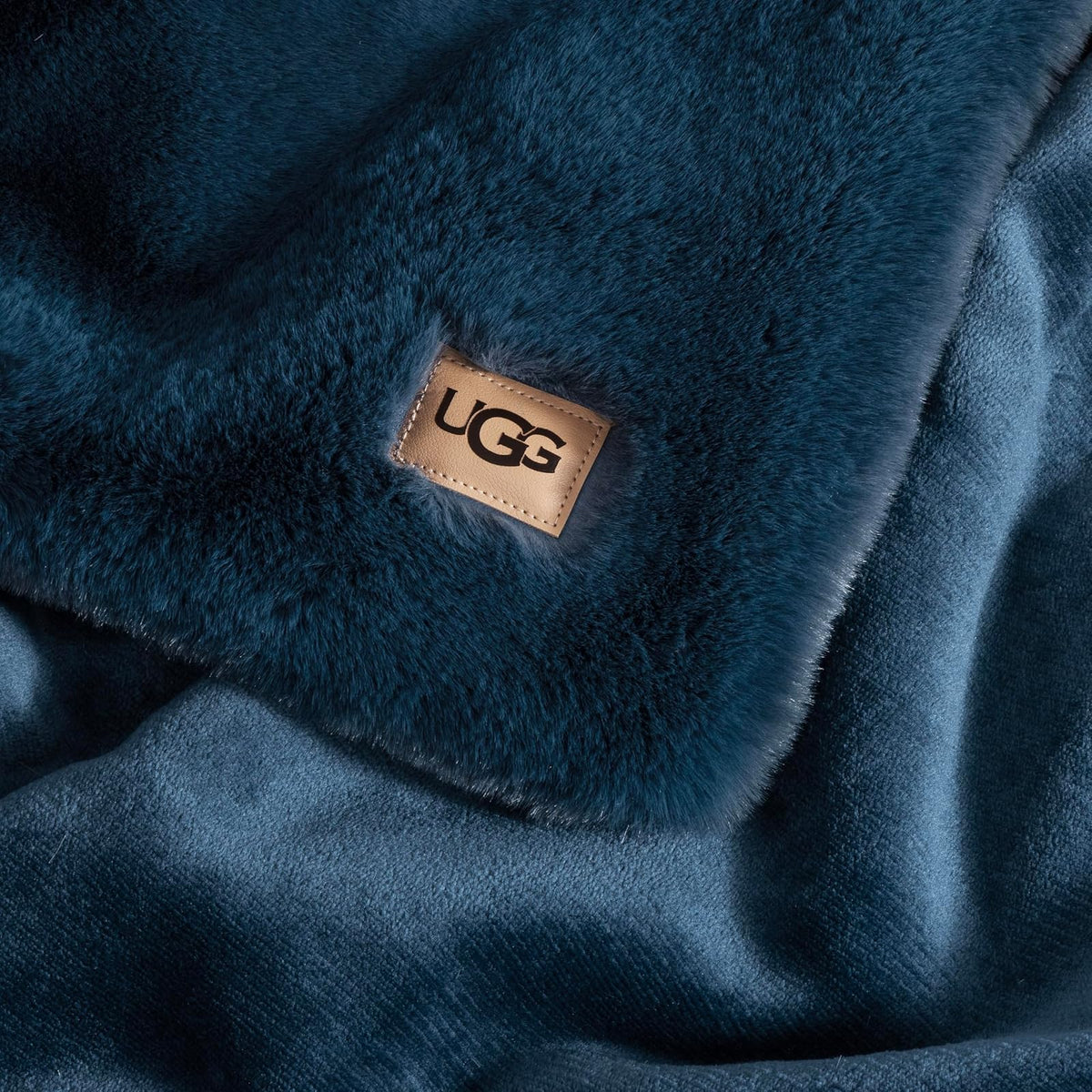 UGG Euphoria - Manta de piel sintética de felpa de peso medio, reversible, suave para sofá, cama o silla, hipoalergénica, lavable a máquina, manta de decoración del hogar, 50 x 70 pulgadas, color azul