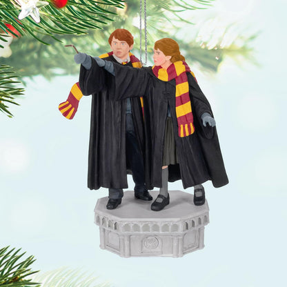 Hallmark - Adornos de Navidad de Recuerdo de Harry Potter y la colección de la Cámara de los Secretos Ron Weasley y Hermione Granger con luz y Sonido, Regalos para los Fans de Harry Potter