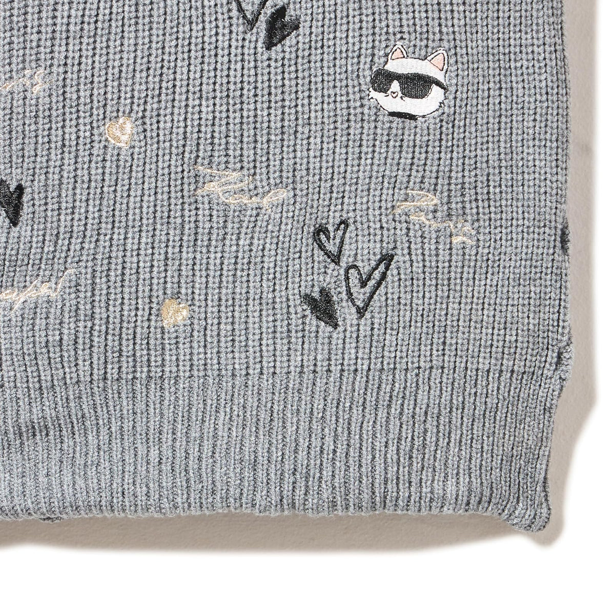 KARL LAGERFELD Embroidered Karl Hearts Winder Scarf Bufanda de moda Mujer