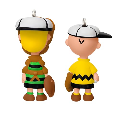 Hallmark - Mini Adornos de Navidad 2025, The Peanuts Gang Playing Catch, Juego de 2, Regalos para fanáticos de los Cacahuetes