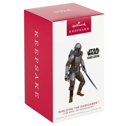 Hallmark - Adorno navideño de Recuerdo 2024, Star Wars: The Mandalorian Wielding The Darksaber, Regalos para Fans de Star Wars