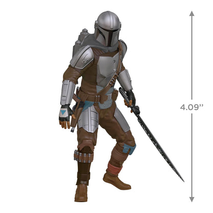 Hallmark - Adorno navideño de Recuerdo 2024, Star Wars: The Mandalorian Wielding The Darksaber, Regalos para Fans de Star Wars