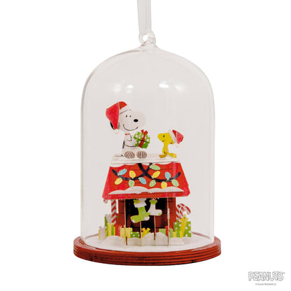 Hallmark Peanuts Snoopy's Doghouse Cloche - Adorno de Navidad, Vidrio y Papel, Regalos para fanáticos de los Cacahuetes