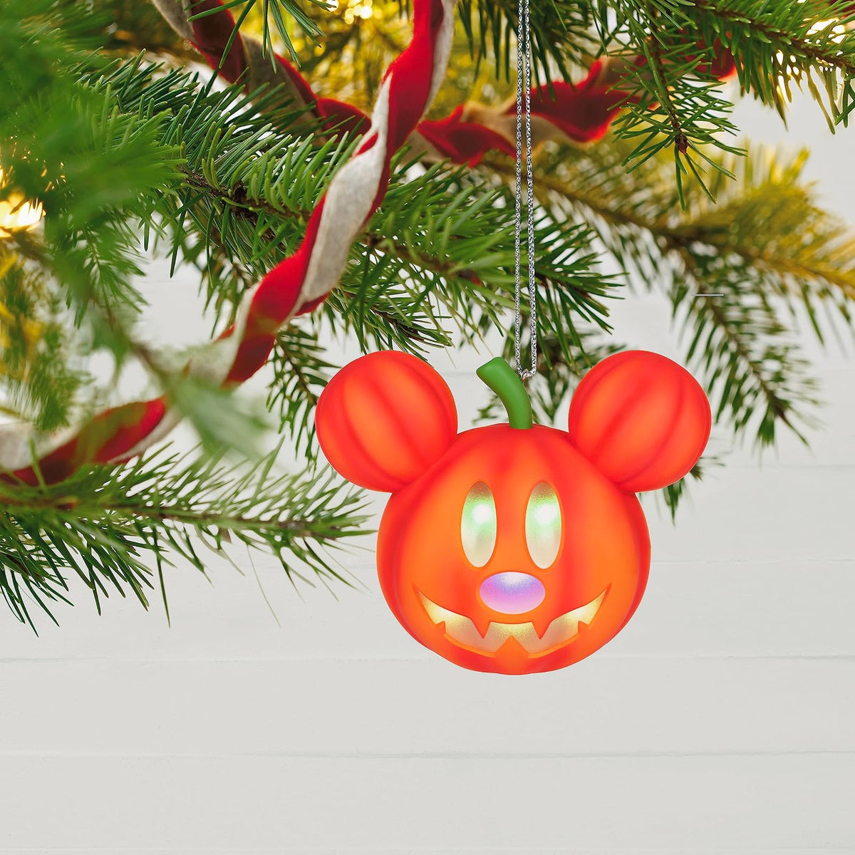 Hallmark - Adorno de Recuerdo de Halloween 2023, Disney Mickey Mouse Misterioso Mickey Jack-o'-Lantern con luz, Regalos para fanáticos de Disney