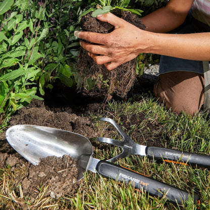 Fiskars Xact - Cultivador de mano de acero inoxidable con mango de agarre suave, herramienta de jardín duradera para aflojar y airear el piso, ideal para macizos de flores y camas de jardín