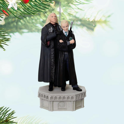 Hallmark - Adorno navideño de Recuerdo 2025, Harry Potter y la colección de la Cámara de los Secretos Lucius y Draco Malfoy con luz y Sonido, Regalos para los Fans de Harry Potter