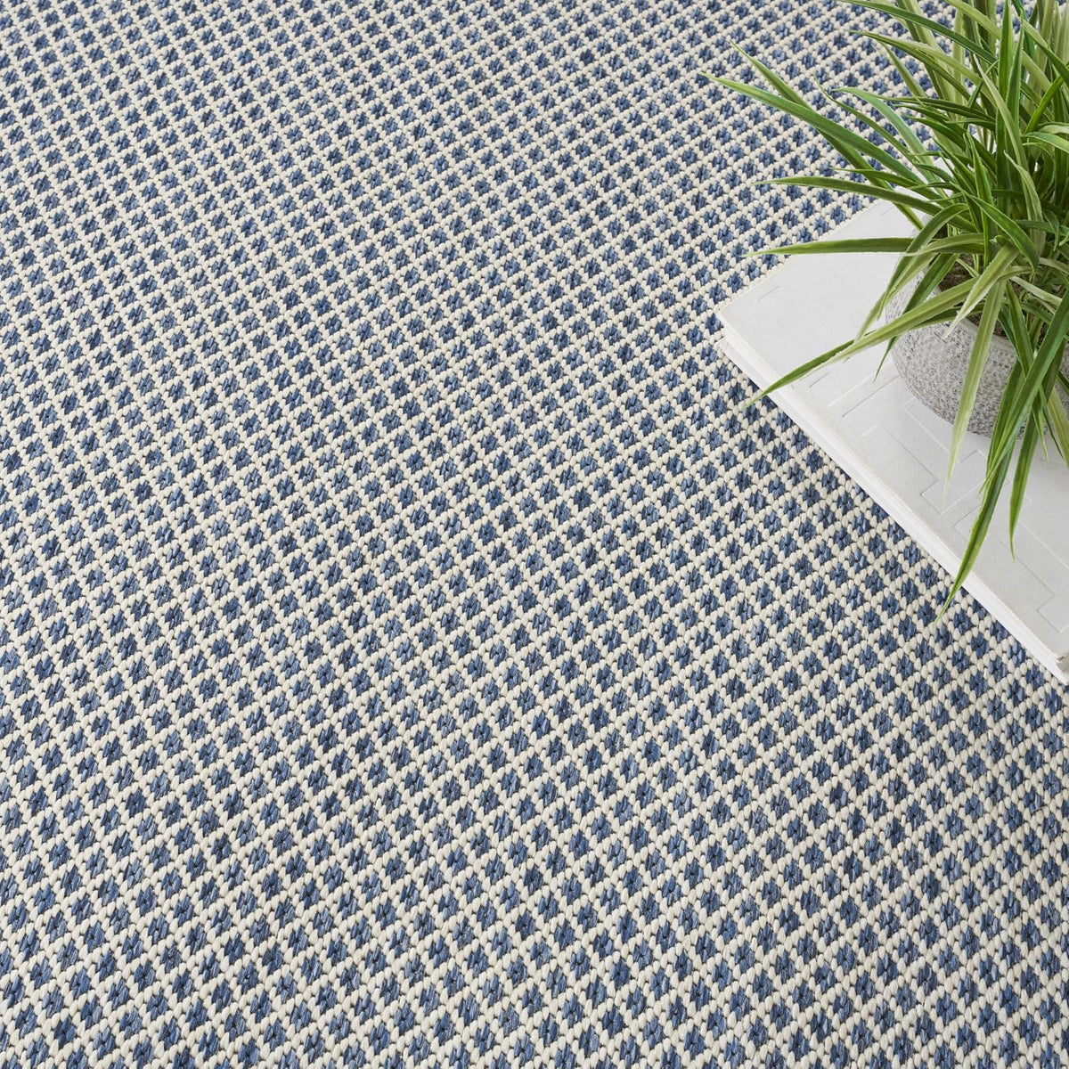 Nourison Courtyard - Alfombra de área para Interiores y Exteriores, Color Azul Marfil de 5 x 7 pies, geométrica, fácil de Limpiar, no se desprende, recámara, Sala de Estar, Comedor, terraza, Patio,
