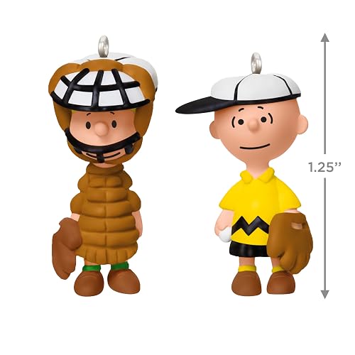 Hallmark - Mini Adornos de Navidad 2025, The Peanuts Gang Playing Catch, Juego de 2, Regalos para fanáticos de los Cacahuetes