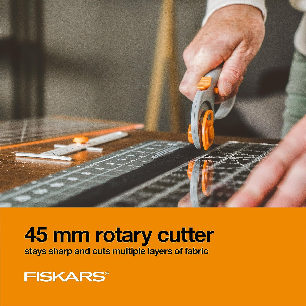 Fiskars - Juego de 3 piezas de cortador rotativo de hoja de 45 mm para tela, alfombrilla de corte auto curativa y regla de costura, suministros para manualidades, blanco/gris