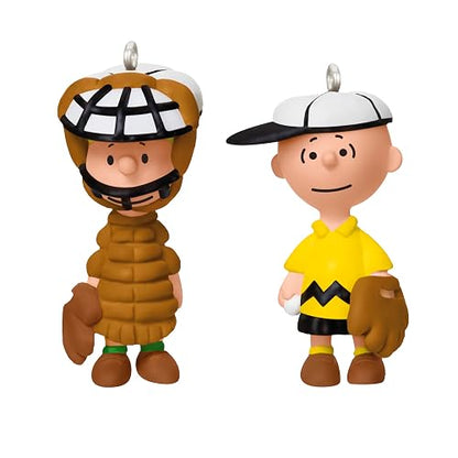 Hallmark - Mini Adornos de Navidad 2025, The Peanuts Gang Playing Catch, Juego de 2, Regalos para fanáticos de los Cacahuetes