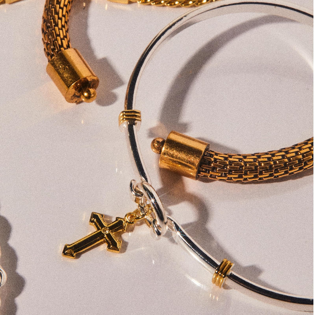 Alex and Ani - pulsera con clip de cruz, Una talla, Latón, No es una piedra preciosa