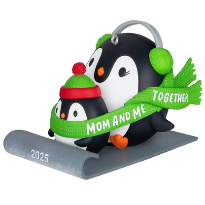Hallmark - Adorno navideño de Recuerdo 2025, Mom & Me Penguins Sledding 2025, Regalos para mamás