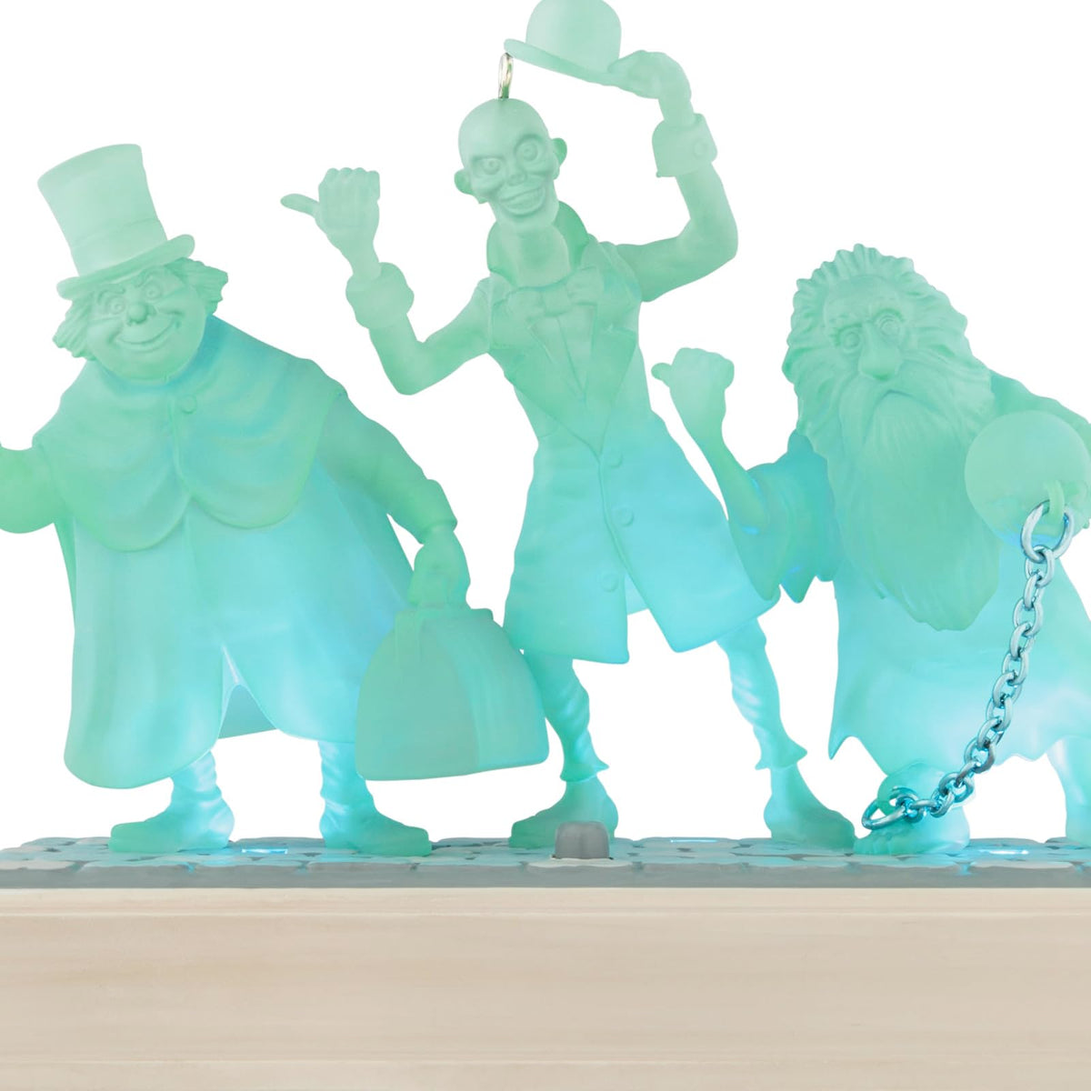 Hallmark - Adorno navideño de Recuerdo 2025, colección Disney The Haunted Mansion The Hitchhiking Ghosts con luz y Sonido, Regalos para fanáticos de Disney