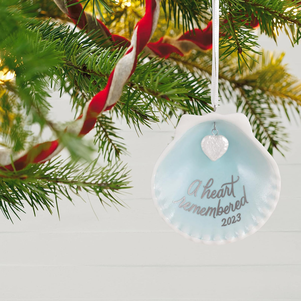 Hallmark Keepsake Adorno de Navidad 2023, un corazón recordado, Regalo conmemorativo de Concha de almeja