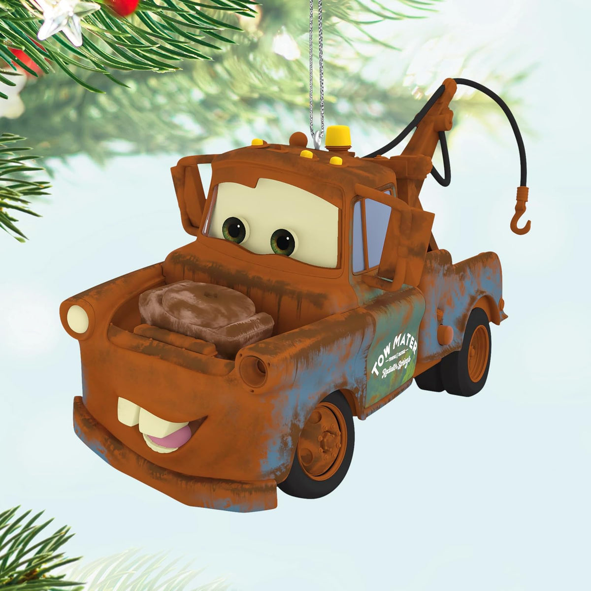 Hallmark - Adorno navideño de Recuerdo 2025, Disney/Pixar Cars 3 Mater con Sonido y Movimiento, Regalos para fanáticos de Disney