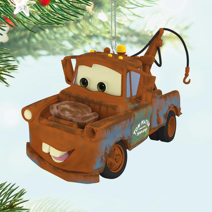 Hallmark - Adorno navideño de Recuerdo 2025, Disney/Pixar Cars 3 Mater con Sonido y Movimiento, Regalos para fanáticos de Disney