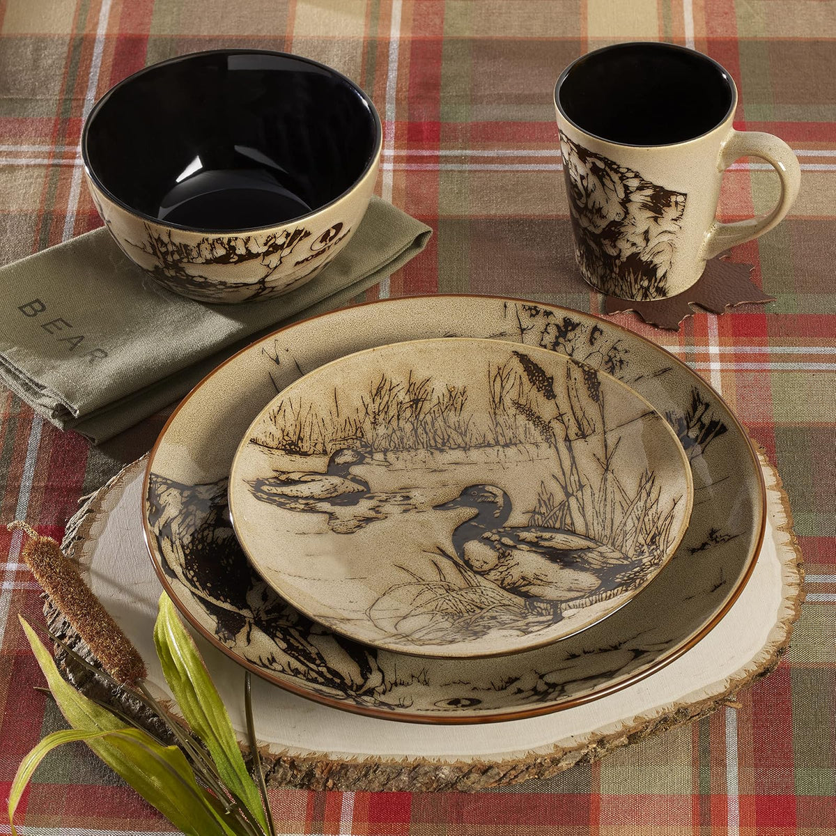 Mossy Oak Animal Print - Juego de vajilla de 16 piezas, servicio para 4, negro y beige